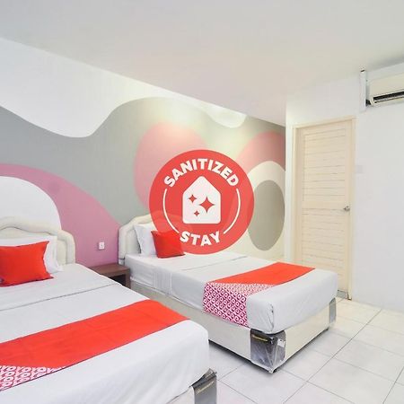 Oyo 44034 Furama Lodging House Kuching Esterno foto