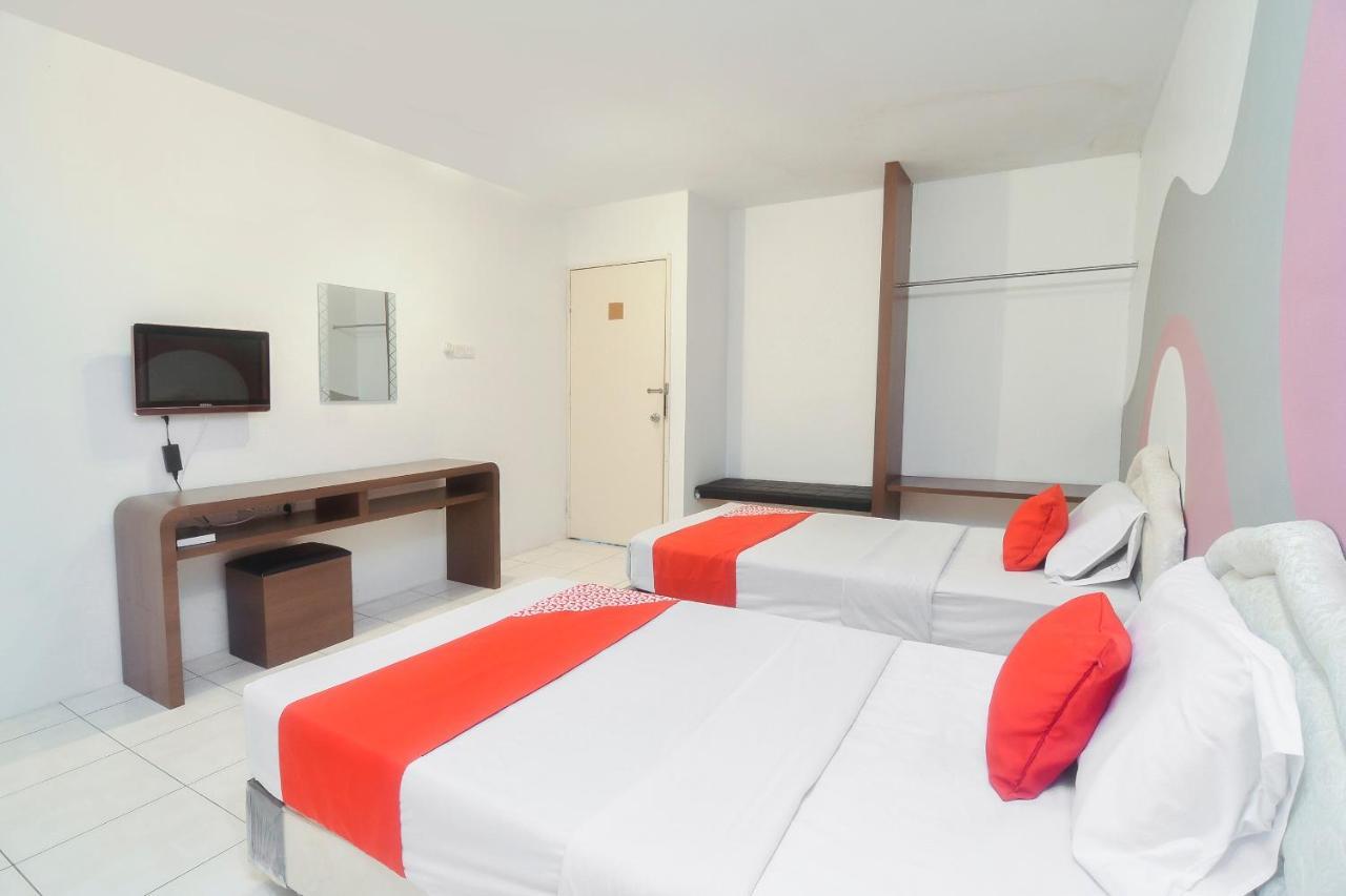 Oyo 44034 Furama Lodging House Kuching Esterno foto