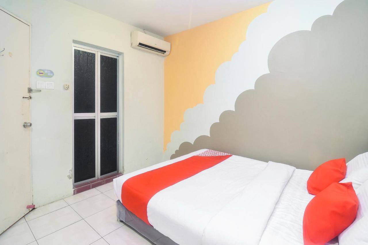 Oyo 44034 Furama Lodging House Kuching Esterno foto
