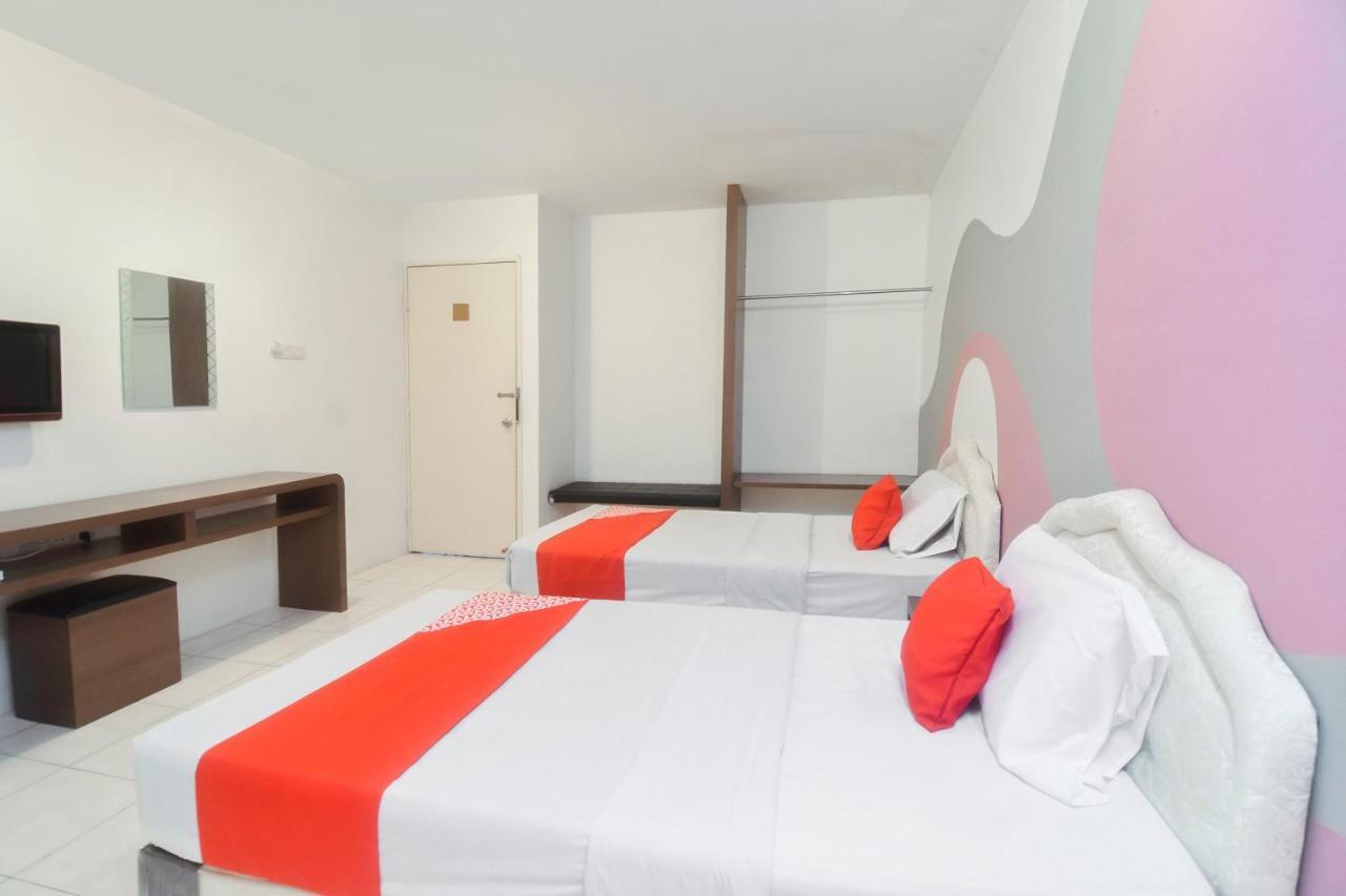 Oyo 44034 Furama Lodging House Kuching Esterno foto
