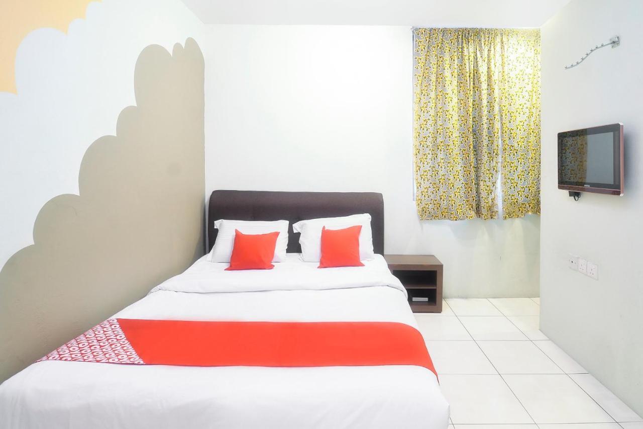 Oyo 44034 Furama Lodging House Kuching Esterno foto