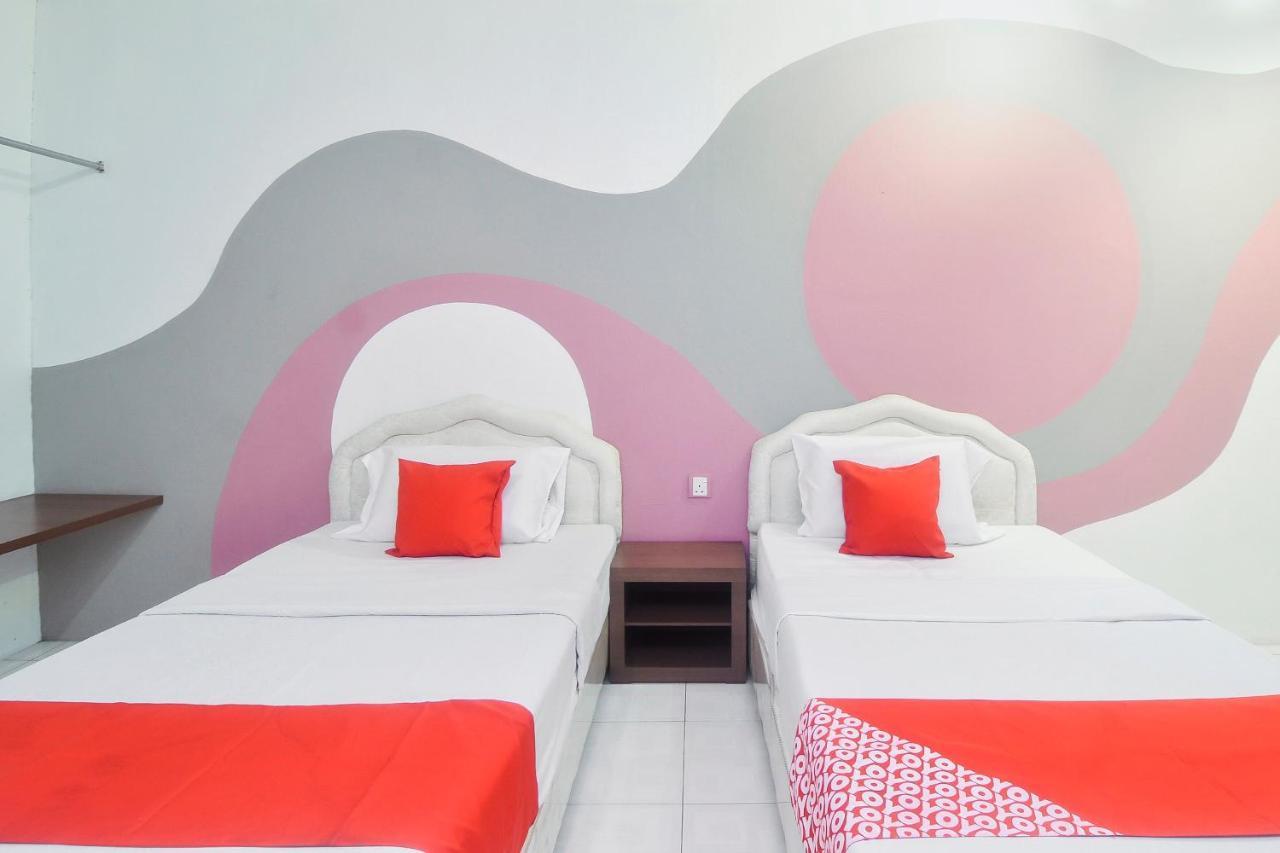 Oyo 44034 Furama Lodging House Kuching Esterno foto