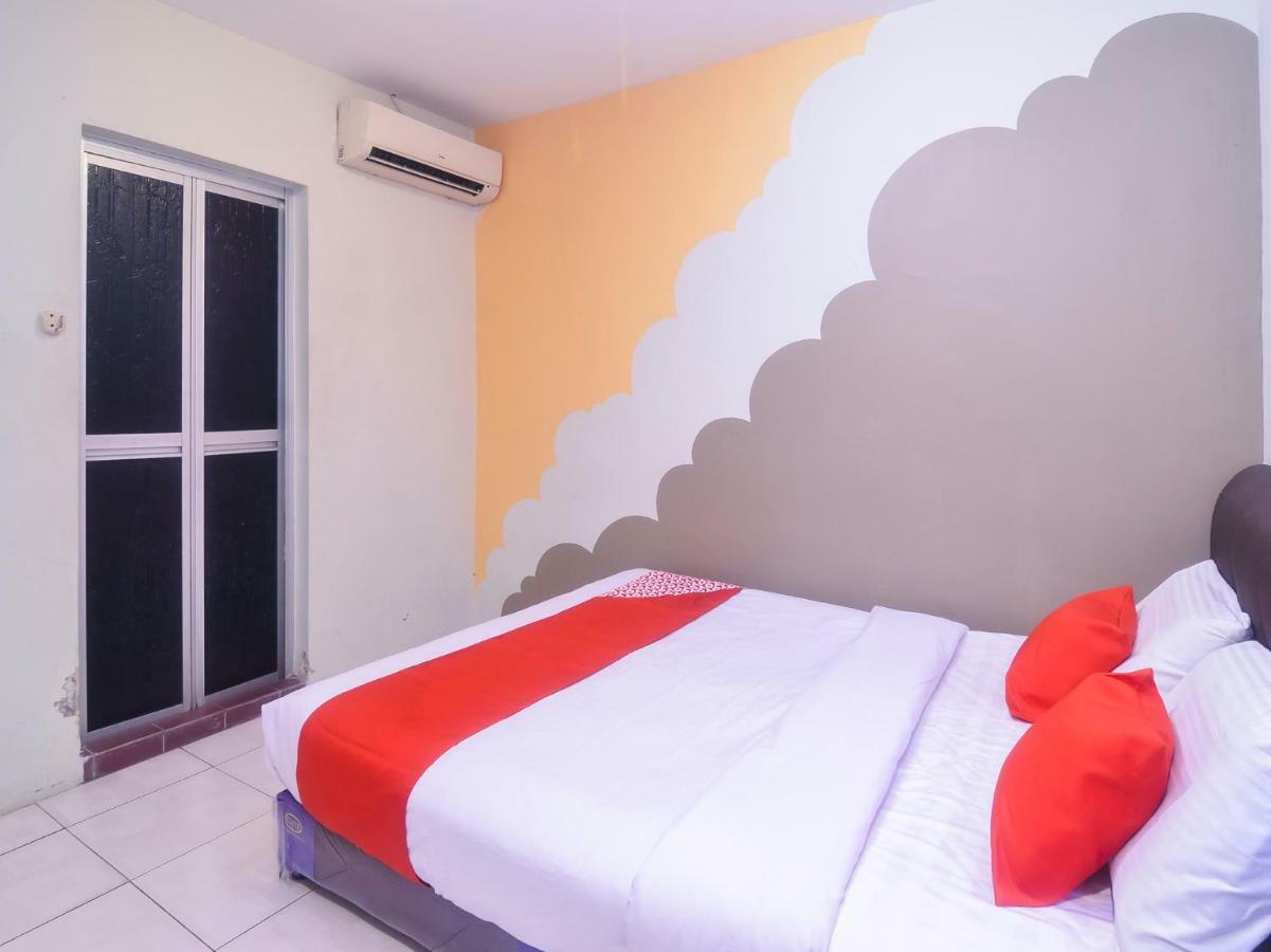 Oyo 44034 Furama Lodging House Kuching Esterno foto