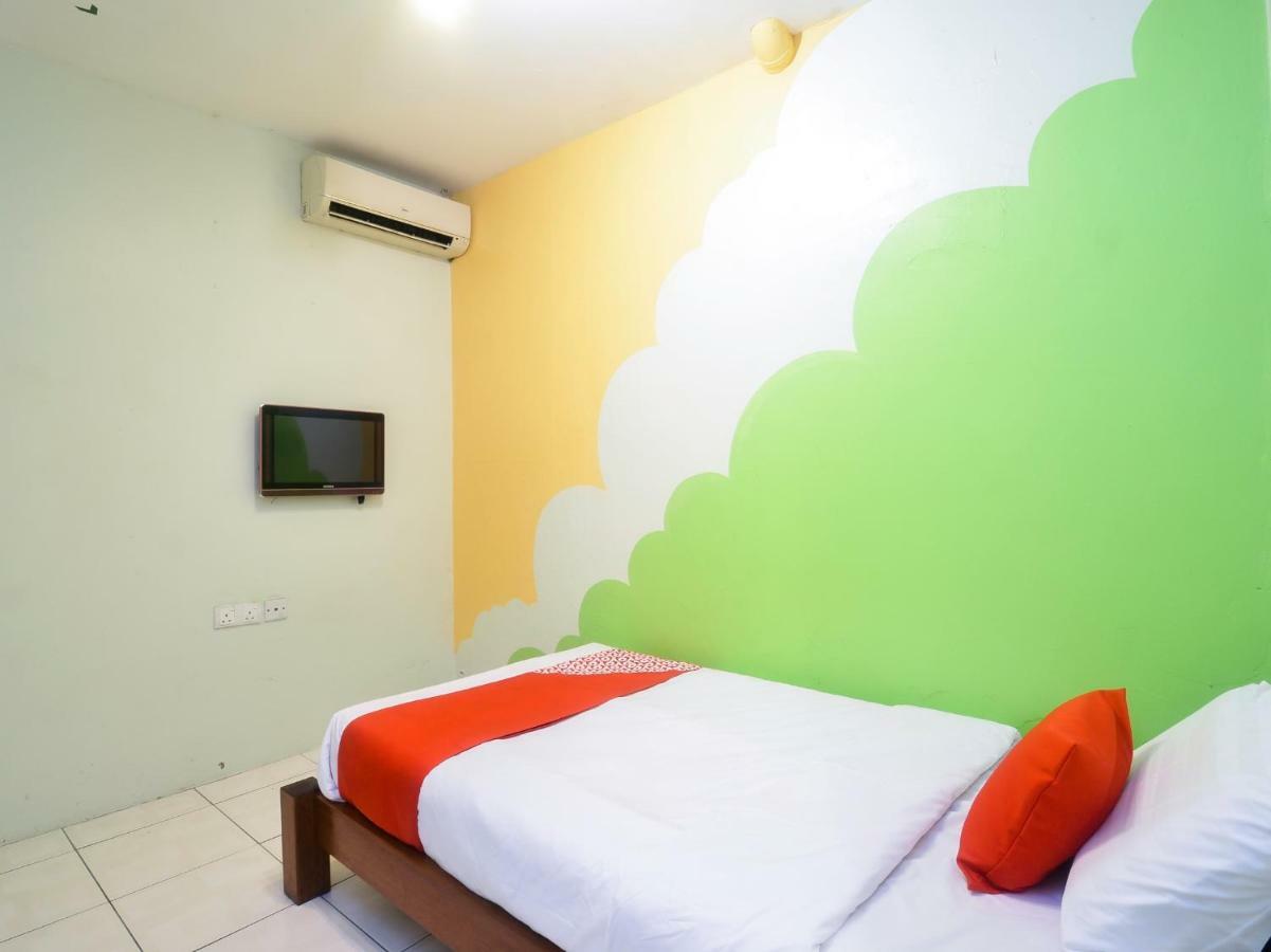 Oyo 44034 Furama Lodging House Kuching Esterno foto