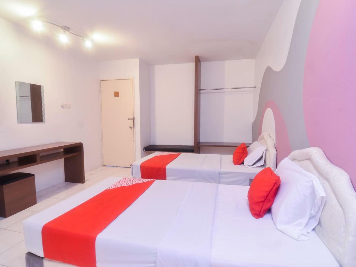 Oyo 44034 Furama Lodging House Kuching Esterno foto