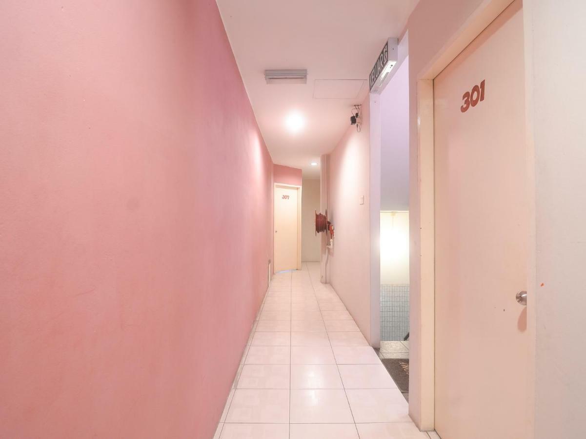 Oyo 44034 Furama Lodging House Kuching Esterno foto